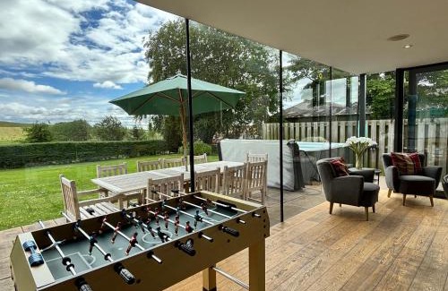 Kirriemuir Casa | Greenmyre Farmhouse with Hot Tub