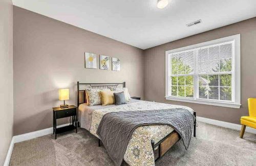 Forest Oaks Apartamento | Greensboro Gathering K bed, Playroom, Gamerooms