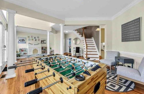 Forest Oaks Apartamento | Greensboro Gathering K bed, Playroom, Gamerooms