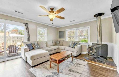 Greensboro Apartamento | Greensboro Get-together, K Bed, Secret Playroom
