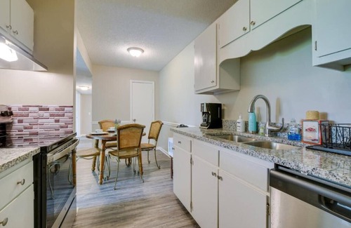 New Irving Park Apartamento | Greensboro Guilford College Road I40, W Wendover, Airport , Furniture Market