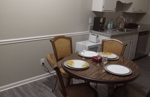 New Irving Park Apartamento | Greensboro Guilford College Road I40, W Wendover, Airport , Furniture Market