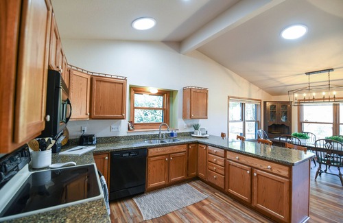Rome Casa | Greenside on Lake Arrowhead Golf open floor plan, great location, Golden Tee