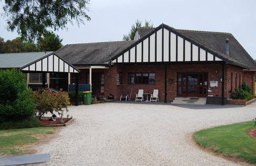 Mansfield Hotel | Greenvale Holiday Units