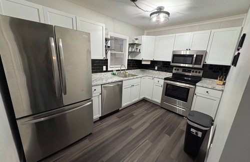 Mattoon Casa | Greenwave Cottage-Fully furnished 3 Bedroom home on the west edge of Mattoon
