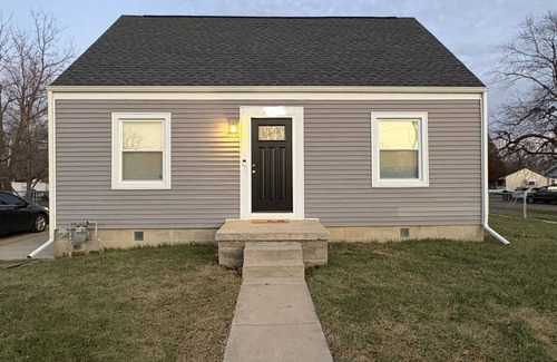 Mattoon Casa | Greenwave Cottage-Fully furnished 3 Bedroom home on the west edge of Mattoon