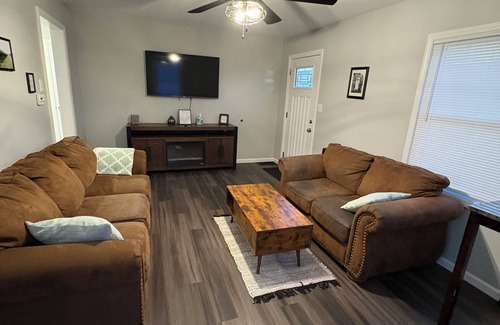 Mattoon Casa | Greenwave Cottage-Fully furnished 3 Bedroom home on the west edge of Mattoon