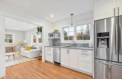 Greenwood Casa | Greenwood Cottage | King Bed | Office | Fenced Yard