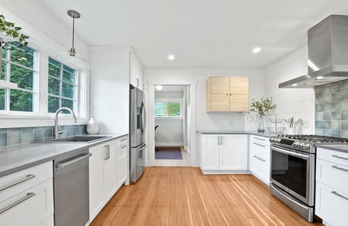Greenwood Casa | Greenwood Cottage | King Bed | Office | Fenced Yard