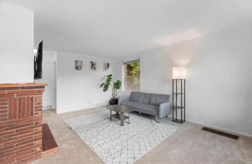 Phinney Ridge Casa | Greenwood's Wildflower Glow - Walk Score 81