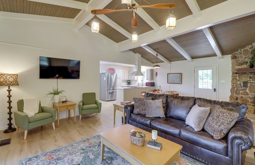 Greers Ferry Cabina | Greers Ferry Hideaway: Lake View, Boat Ramp Access
