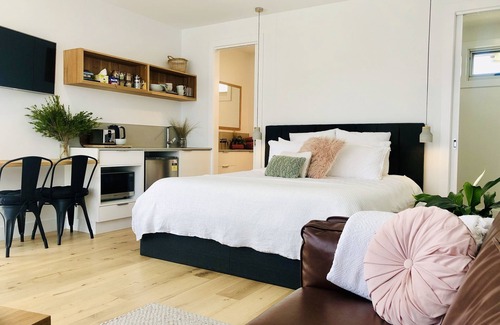 Inverloch Cama Y Desayuno | Inlet Waters Escape - Grevillea King Suite. Pasee por el paseo marítimo y la entrada