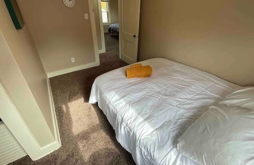 Fort Wayne Casa | Grey Gent! 3 Bed, Simple, Cute house, Central!