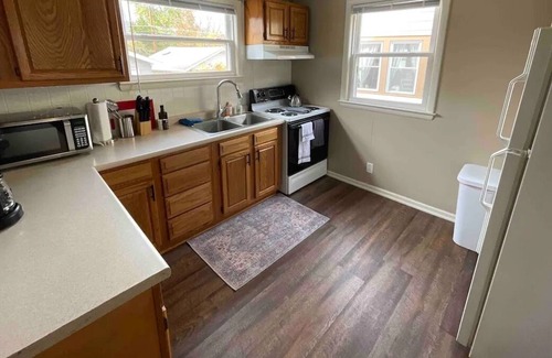 Fort Wayne Casa | Grey Gent! 3 Bed, Simple, Cute house, Central!