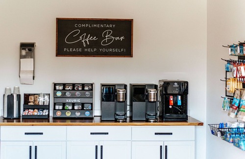 Waynesboro Apartamento | Grey Pine Lodge | Queen Comfort | BEST Location & Amenities!