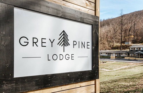 Waynesboro Apartamento | Grey Pine Lodge | Queen Comfort | BEST Location & Amenities!