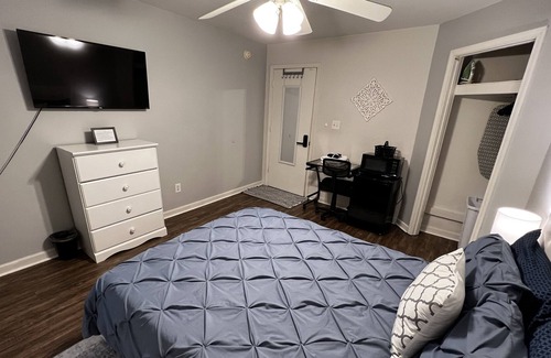 Gulf Breeze Cama Y Desayuno | Grey Sunset Room - READ DESCRIPTION, Free Coffee, Pets Welcome