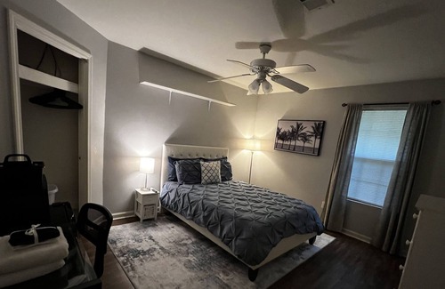 Gulf Breeze Cama Y Desayuno | Grey Sunset Room - READ DESCRIPTION, Free Coffee, Pets Welcome