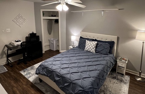 Gulf Breeze Cama Y Desayuno | Grey Sunset Room - READ DESCRIPTION, Free Coffee, Pets Welcome