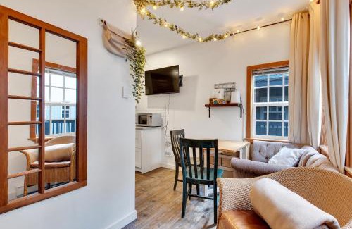 Ucluelet Casa | Grey Whale, Pet Friendly Studio at The Beach