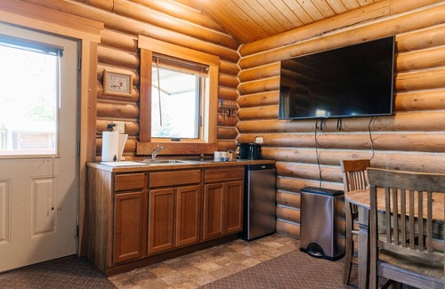 Bozeman Cabina | Grey Wolf Cabin #6 at Gallatin Canyon Cabins