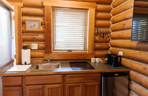 Bozeman Cabina | Grey Wolf Cabin #6 at Gallatin Canyon Cabins