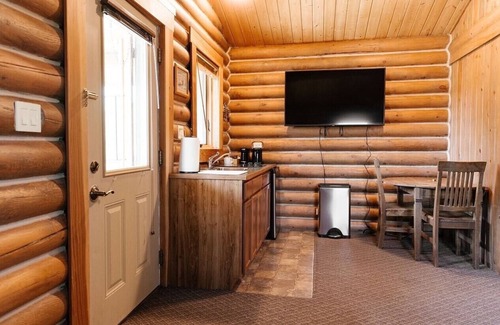 Bozeman Cabina | Grey Wolf Cabin #6 at Gallatin Canyon Cabins