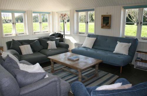 Newport Casa | Greystone Cottage - Sea views, short stroll to a beautiful sandy beach