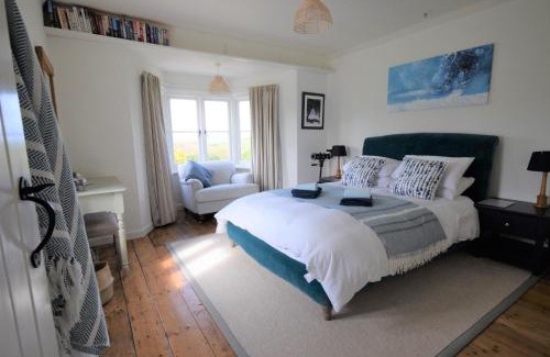 Newport Casa | Greystone Cottage - Sea views, short stroll to a beautiful sandy beach