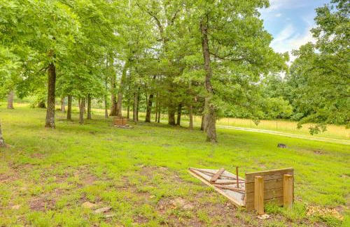 Harrison Apartamento | Grill and Fire Pit Cabin with Mtn Views in Harrison