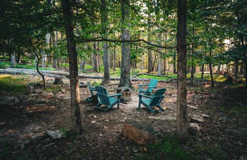 Berkeley Springs Casa | Grill Fire Pit WiFi Deck Hammock Games & Dogs