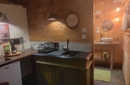 Beurlay Cabina | Grisette's home, its Norwegian bath, its brazier and its animals