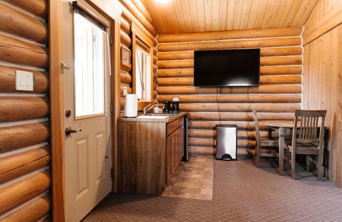 Bozeman Cabina | Grizzly Bear Cabin #7 at Gallatin Canyon Cabins