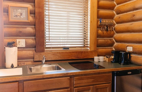 Bozeman Cabina | Grizzly Bear Cabin #7 at Gallatin Canyon Cabins