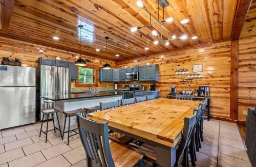 Gatlinburg - Pigeon Forge Casa | Grizzly Bears Resort - Large Luxury Cabin with Indoor Pool, Hot Tub, Theater, King Beds, Sleeps 16 in heart of Pigeon Forge