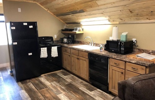 Island Park Cabina | Grizzly Loft, cerca de Yellowstone Park, nueva, excelente ubicación para motonieve / ATV