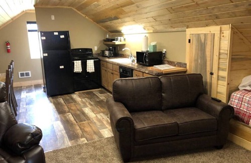 Island Park Cabina | Grizzly Loft, cerca de Yellowstone Park, nueva, excelente ubicación para motonieve / ATV