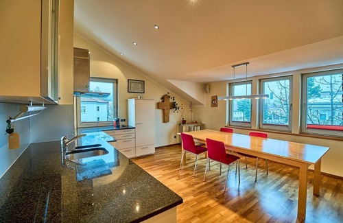 Innsbruck City Centre Apartamento | Große, Exklusive Wohnung mit Balkon und Fantastischer Aussicht auf die Bergwelt