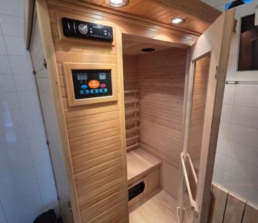 Tzummarum Casa | Große Familienvilla mit privat innen Jacuzzi & Sauna