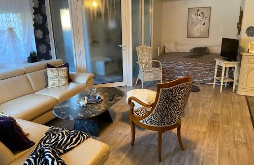 Bad Saarow Apartamento | Große Helle Wohnung am Wald in Bad Saarow Nahe Grünheide und Berlin Souterrain