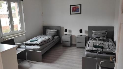 Veitshoechheim Apartamento | Große Monteurwohnung bei Würzburg bis 10 Personen mit Parkplätzen und WLAN und Grill mit 5 Schlafzimmern