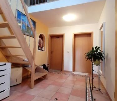 Schwabmuenchen Apartamento | Großzügiges Wohnstudio mit Balkon und Badbenutzung
