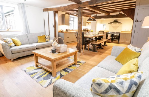 Llanfair Caereinion Casa | GROES HEOL, pet friendly, character holiday cottage in Mallwyd