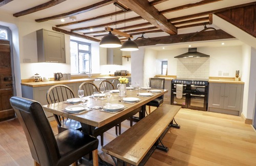Llanfair Caereinion Casa | GROES HEOL, pet friendly, character holiday cottage in Mallwyd