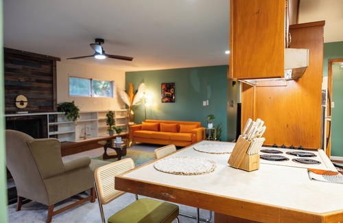 Lakeland Casa | Groovy 70's Lake Front Reetreet in the heart of the City