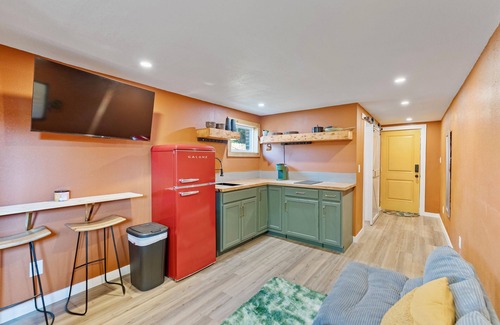 South Pensacola Cabaña | Groovy Cottage in Downtown Pensacola, Pet Friendly