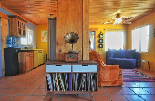 Wonder Valley Casa | Groovy Desert Getaway w Pool, Fire pit, Stream/Wifi, Vinyl Records, Books, Art..
