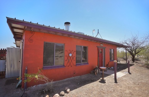 Wonder Valley Casa | Groovy Desert Getaway w Pool, Fire pit, Stream/Wifi, Vinyl Records, Books, Art..