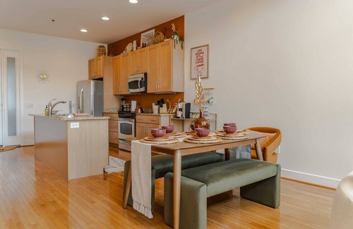 East Market District Apartamento | Groovy NuLu Condo | Heart of Vibrant Lou District!