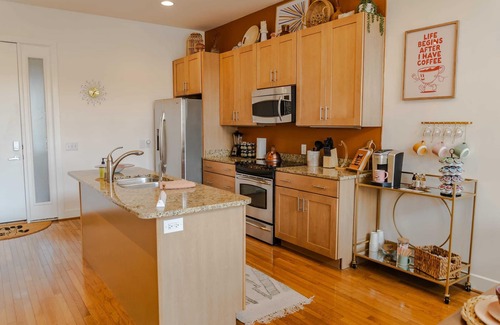 East Market District Apartamento | Groovy NuLu Condo | Heart of Vibrant Lou District!